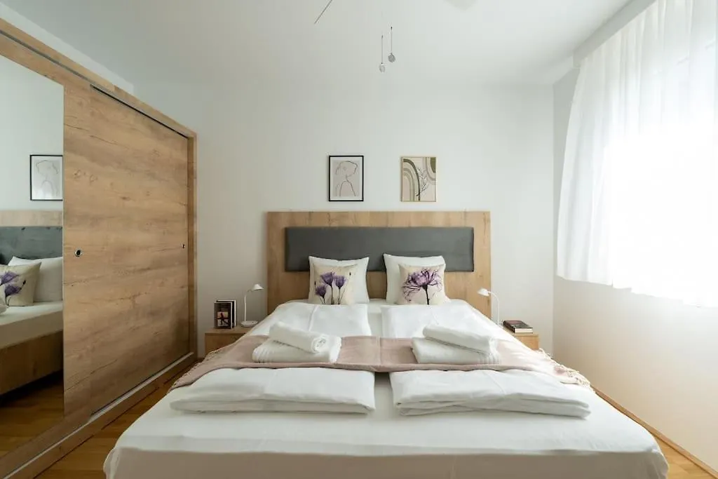 1Br With Balcony, Urban Style By Hm contacts